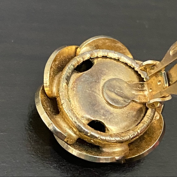 Vintage Unsigned Gold-tone Flower Button Clip On Earrings - Picture 12 of 13